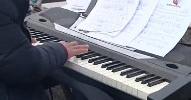 4K老人钢琴弹奏弹电子钢琴乐器表演视频的预览图